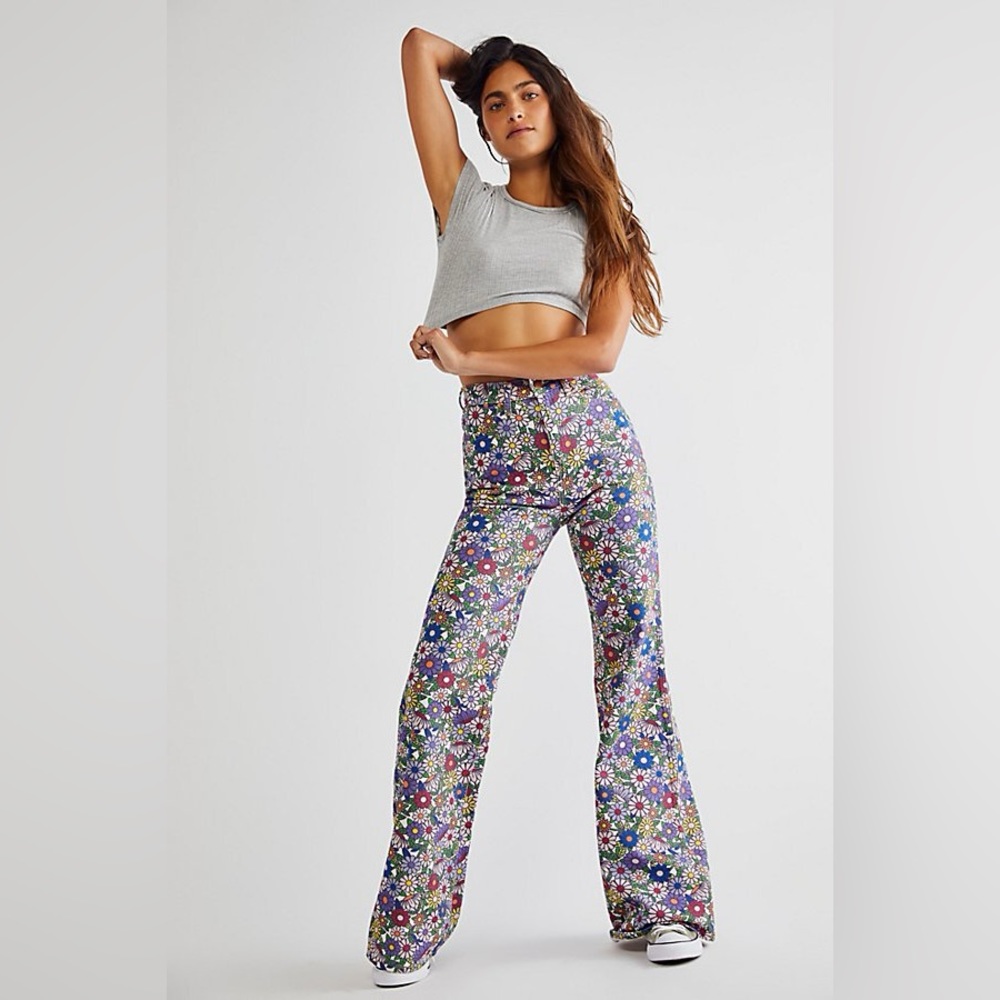 WRANGLER  Wanderer High Rise Flare Jeans in Flowers